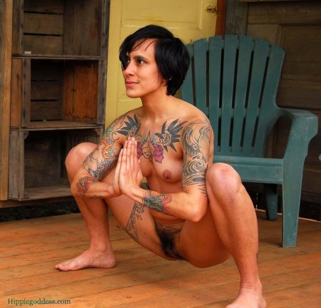 Девушка с татуировками