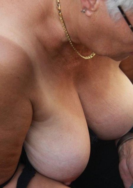 Бабушка декольте