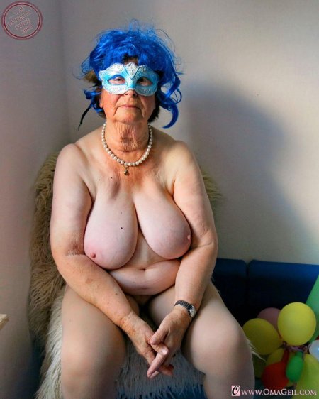 Бабушка с синими волосами