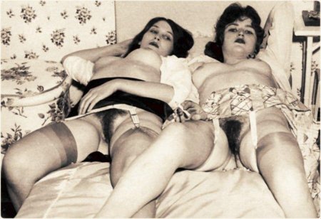 Женщины в чулках ретро