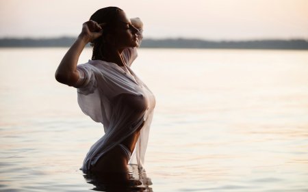 Девушка в мокрой рубашке