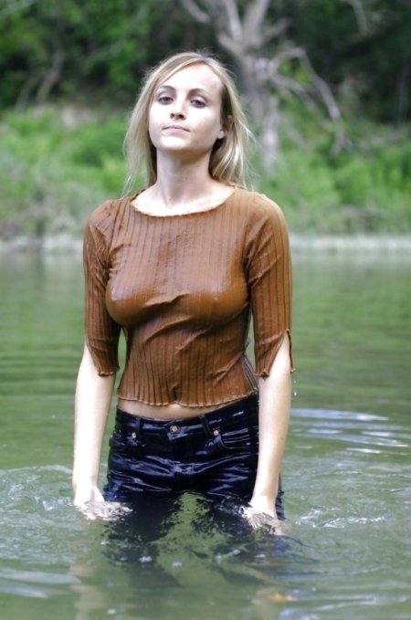 В мокрой одежде