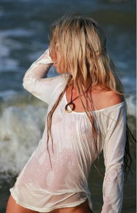 Девушки в мокрой прозрачной одежде