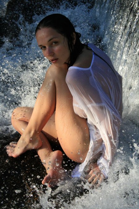 Красивые сиськи в мокрой одежде