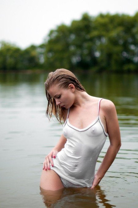 Девушка в мокрой одежде