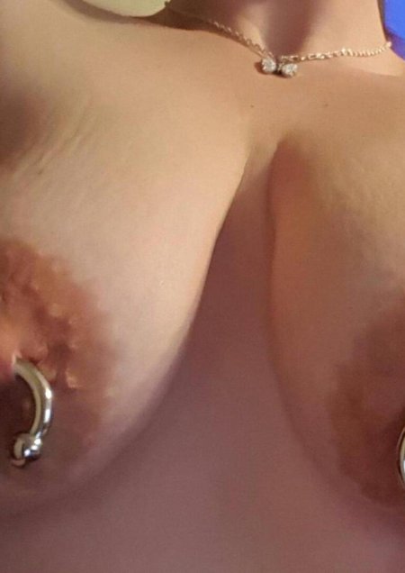 Огромные сиськи с пирсингом