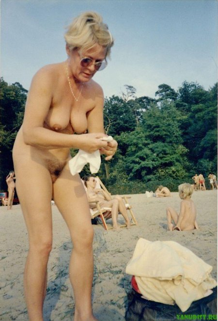 Старуха переодевается на пляже