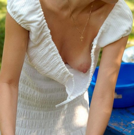 Наклонилась грудь