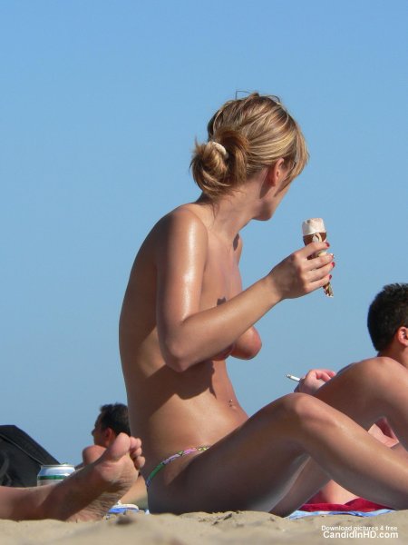 Пляж топлесс