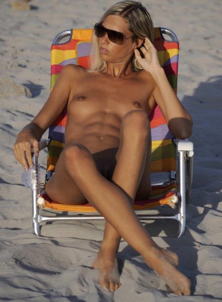 На пляже голышом