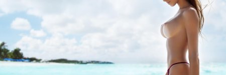 Девушка топлесс