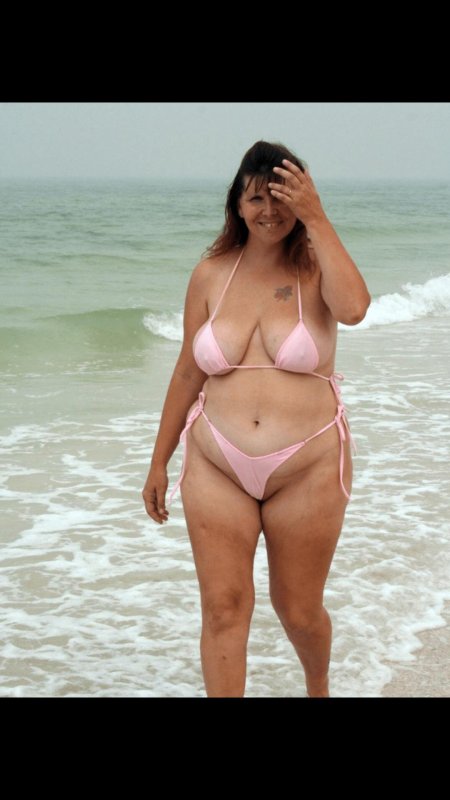 Зрелые бабы в купальниках на пляже