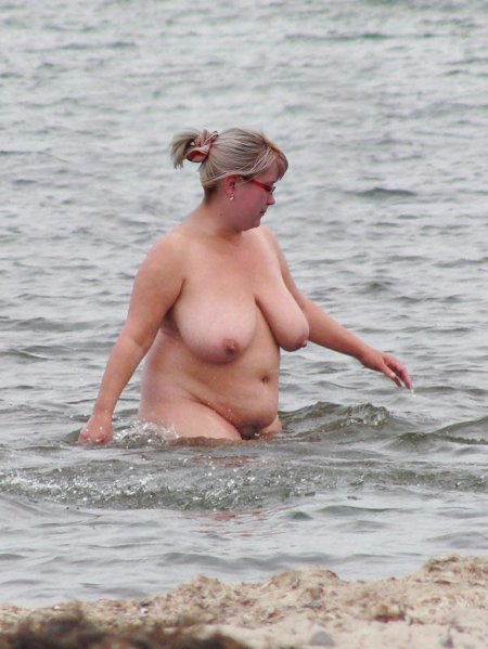 Женщины купаются голышом