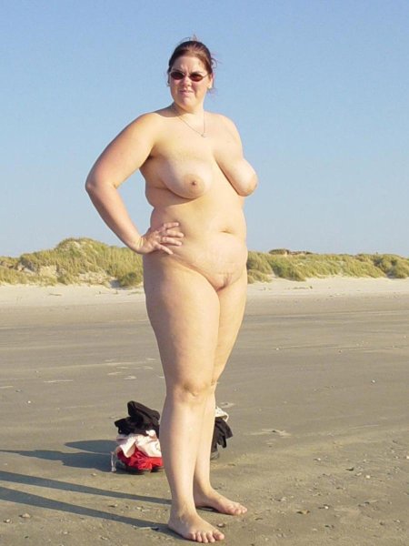 Толстая женщина на пляже