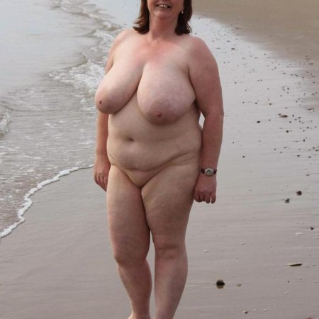 Толстушка на пляже
