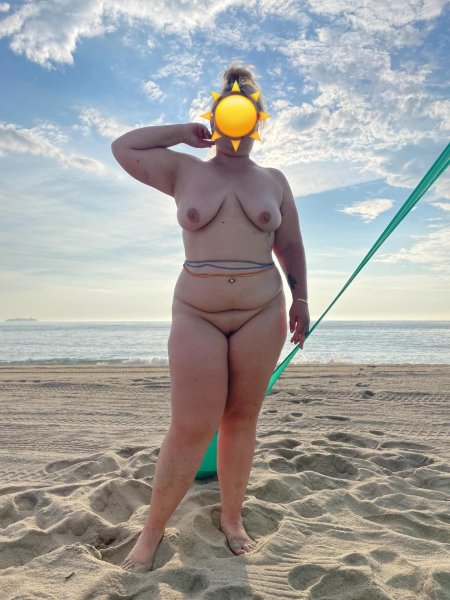 Толстая на пляже