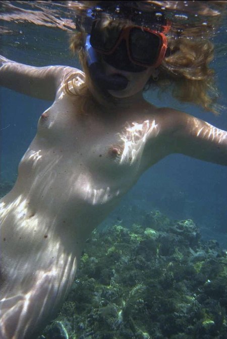 Голые красотки под водой