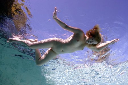 Девушка под водой