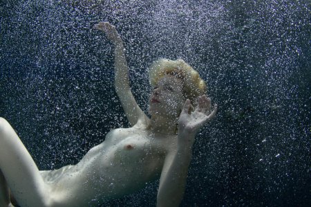 Девушки в воде и под водой