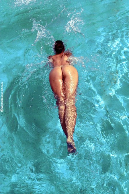 Девушки в бассейне голышом