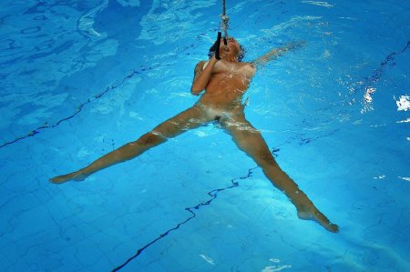 Девушки под водой голышом
