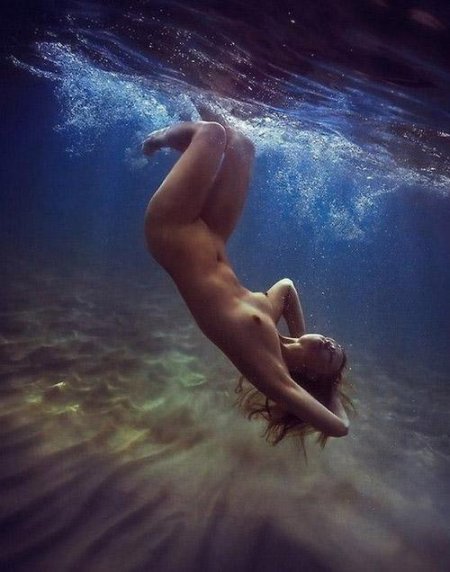 Голая девушка под водой