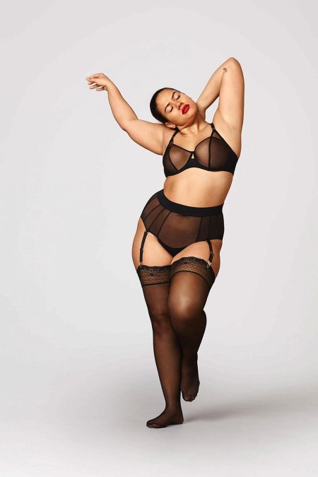 Модели плюс сайз в нижнем белье