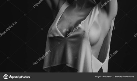 Девушка оголила грудь