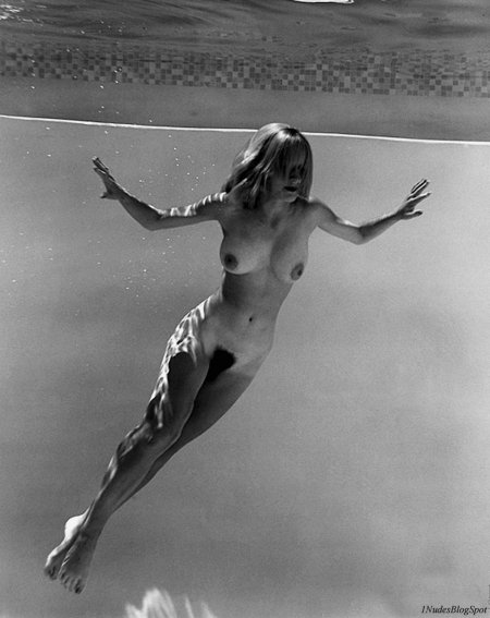 Голые в воде