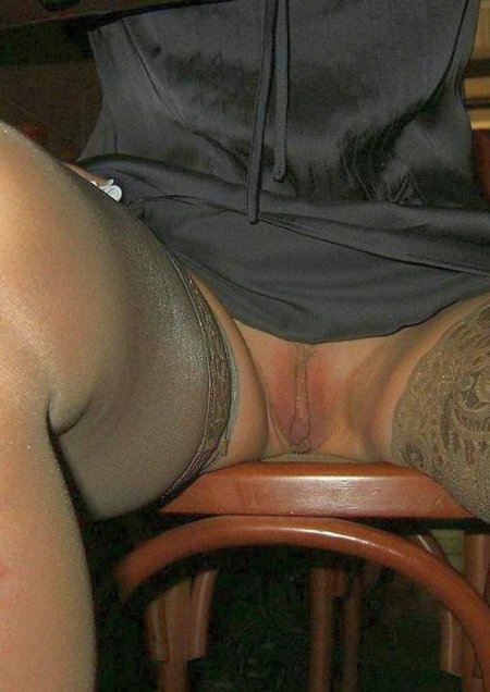 Между ног под юбкой