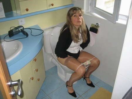 Русские девушки в туалете