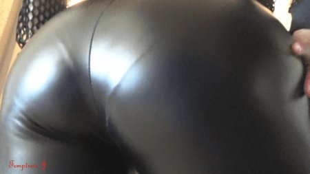 Большая попа в кожаных лосинах