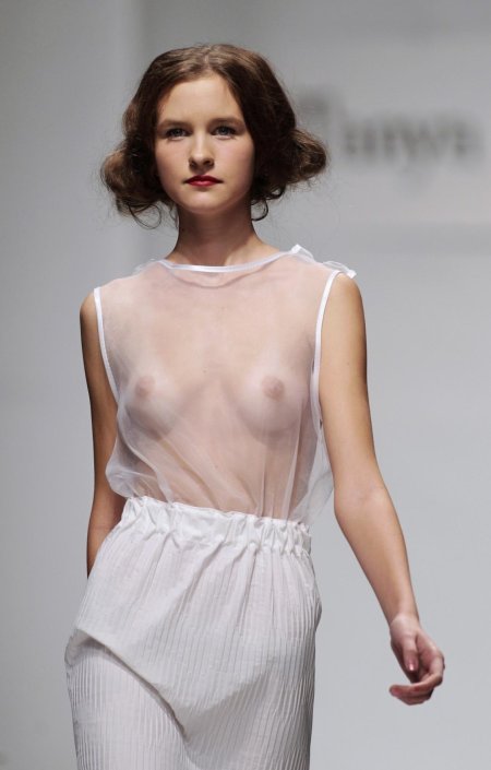 Маленькая грудь в прозрачном