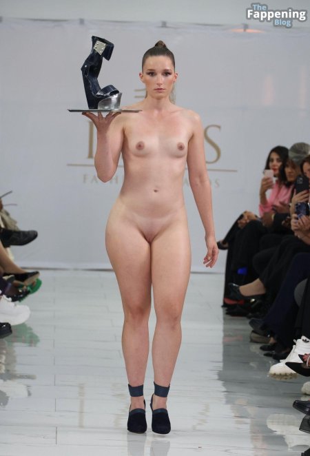 Голые фотомодели на подиуме