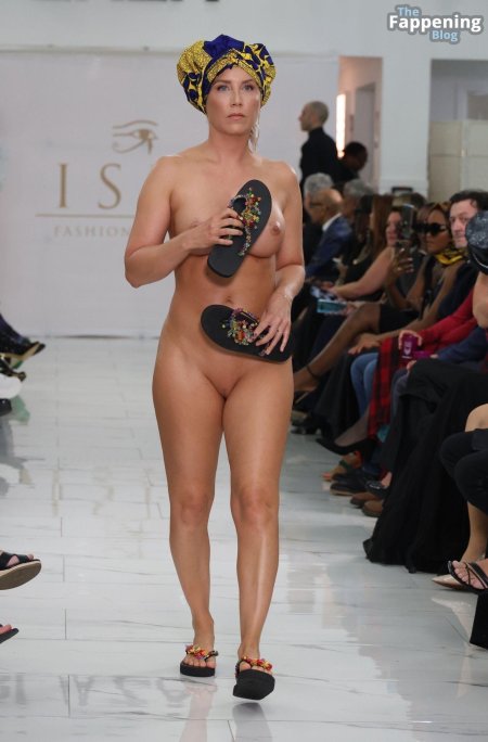 Показ голых манекенщиц