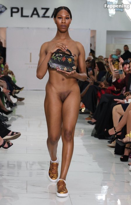 Голые модели на показе мод