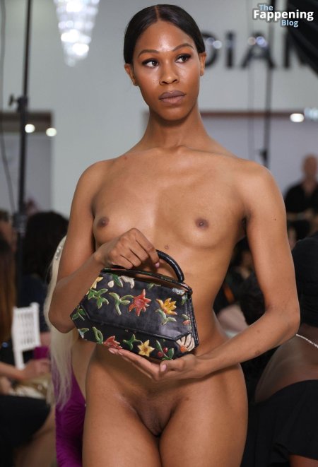 Модели на показе