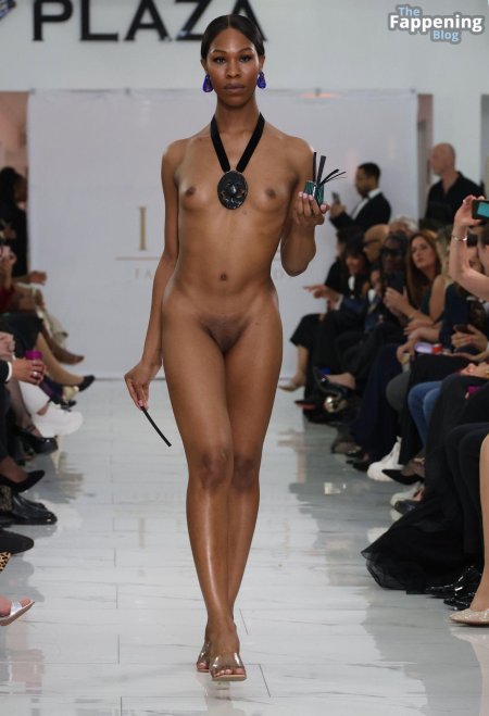 Показ голых моделей