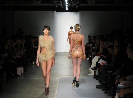 Голая модель на подиуме