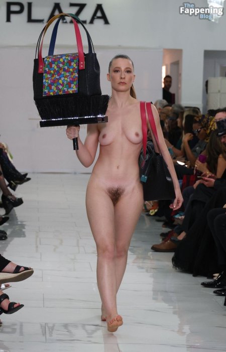 Откровенный показ мод