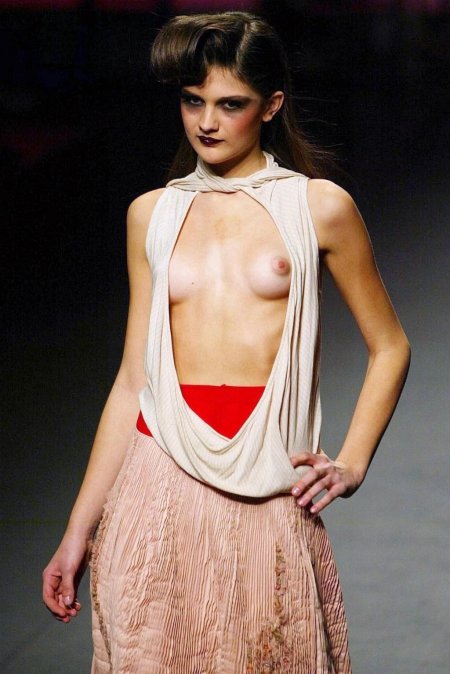 Сиськи на подиуме