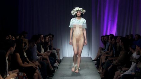 Голые девушки на показе мод