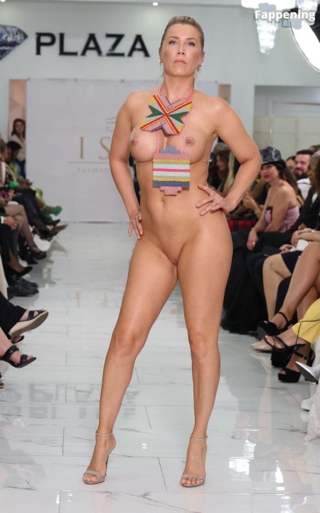 Голые фотомодели на подиуме