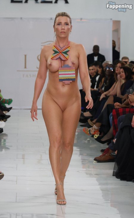 Голые модели на подиуме