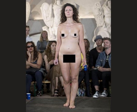 Голые модели на подиуме