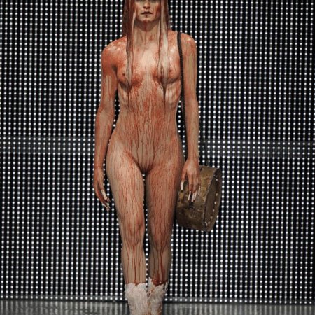 Голая на подиуме