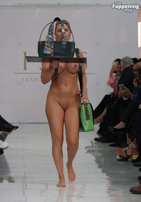 Показ голых моделей