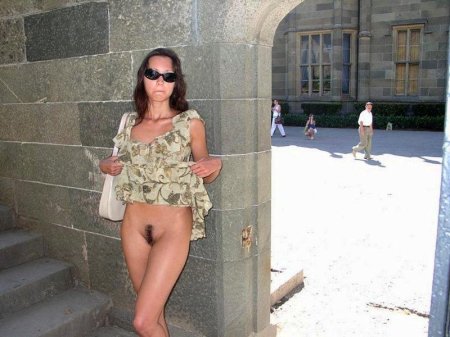 Голые женщины в пальто