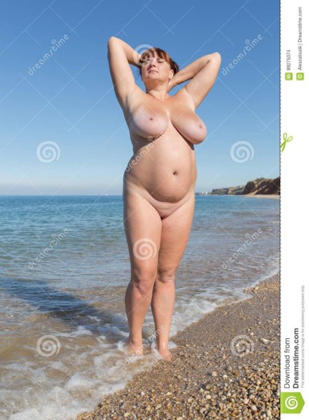 Полные голые женщины на море
