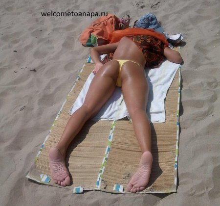 Загорает на пляже